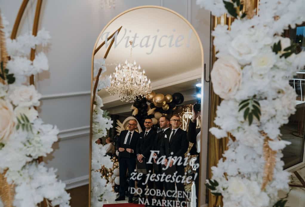 Zdjęcie z powitania gości na balu z okazji 15 lecia firmy OstroVit
