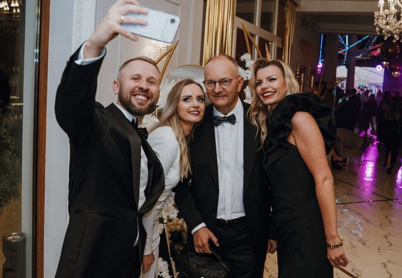 Goście robiący selfie w trakcie balu z okazji 15 lecia firmy OstroVit
