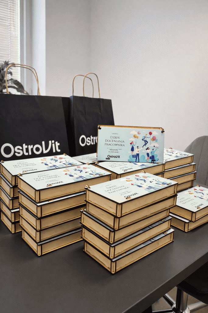 Pudełka z upominkami z okazji Dnia Docenienia Pracownika w OstroVit